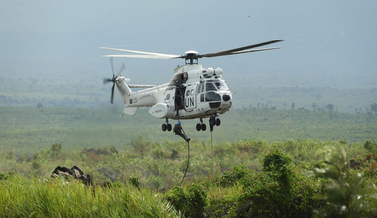 Les forces spéciales de la MONUSCO effectuent une formation sur le vol rapide pour les futures opérations aériennes.