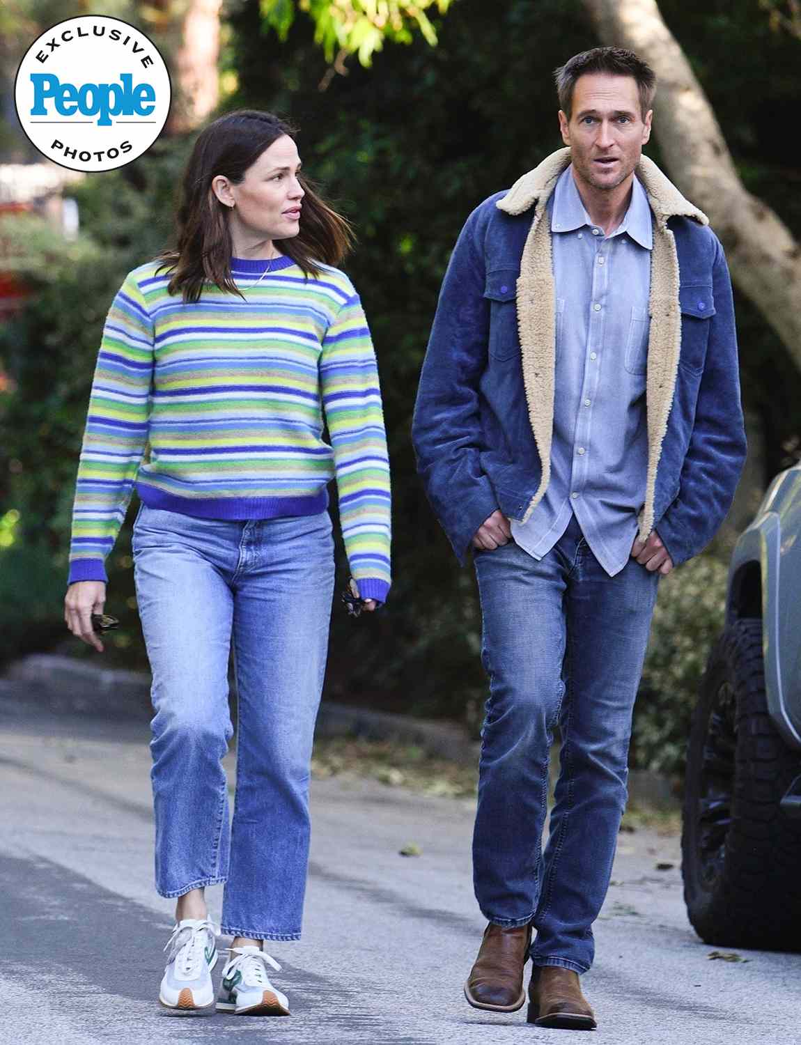 Jennifer Garner enjoys a leisurely evening stroll, engaging in a deep conversation with her boyfriend, John Miller, as they walk side by side through her neighborhood.