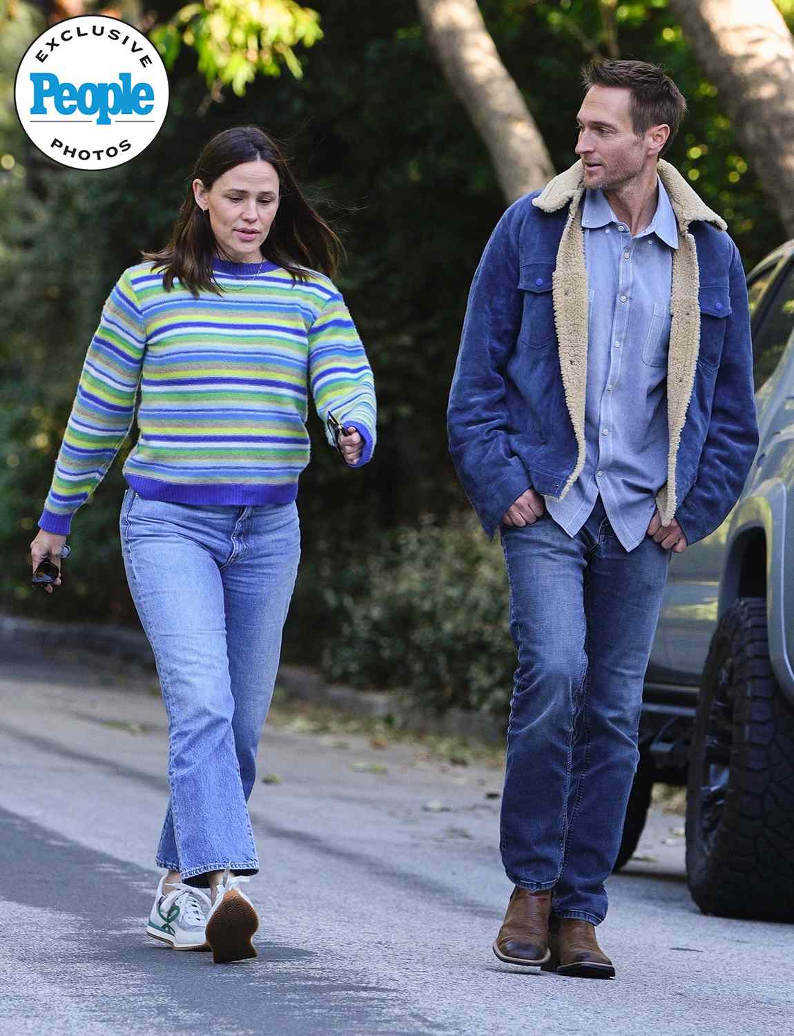 Jennifer Garner enjoys a leisurely evening stroll, engaging in a deep conversation with her boyfriend, John Miller, as they walk side by side through her neighborhood.