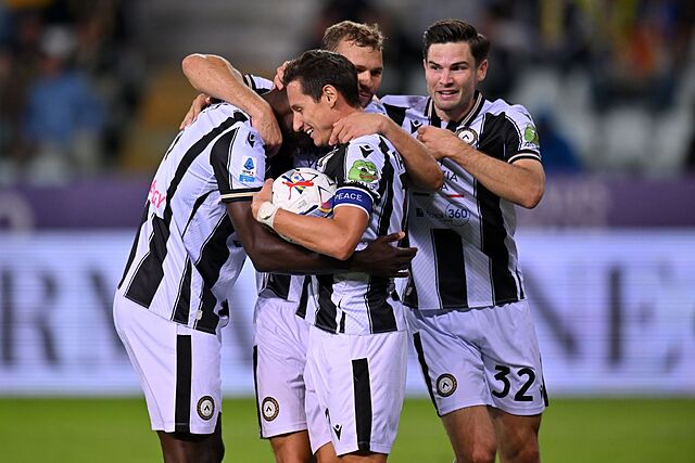 Los jugadores de Udinese celebran un gol.