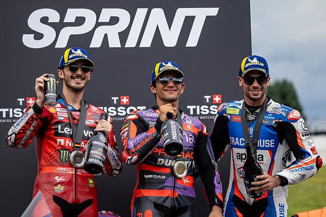 Bagnaia, Jorge Mart�n y Oliveira, en el podio de Sachsenring.