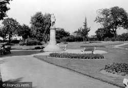 Gordon Statue c.1955, Gravesend