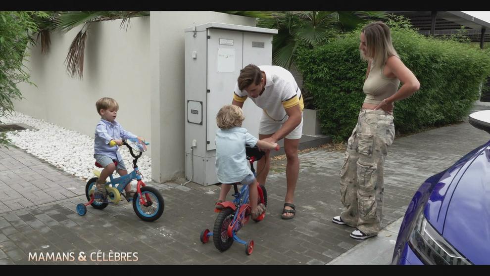 Mamans & célèbres - Hillary et Giovanni apprennent à leurs fils à faire du vélo !