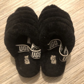 Chaussures Femme Chaussons UGG Sandales UGG Fur Yeah noires Noir