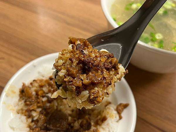 （忠孝新生美食）鮮魚湯～台北濟南路人氣台南小吃！超入味肉燥飯