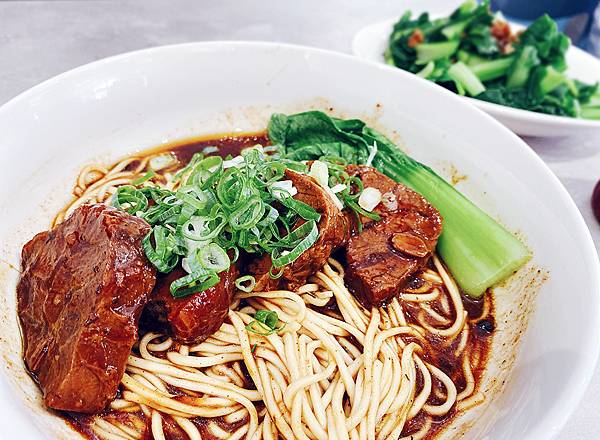 士林牛肉麵│天東86牛肉麵(士林店) 超過30年老字號牛肉麵，湯頭濃郁甘醇，牛肉超大塊，用料實在的文青牛肉麵店│台灣榮獲500盤美食推薦-6648.jpg