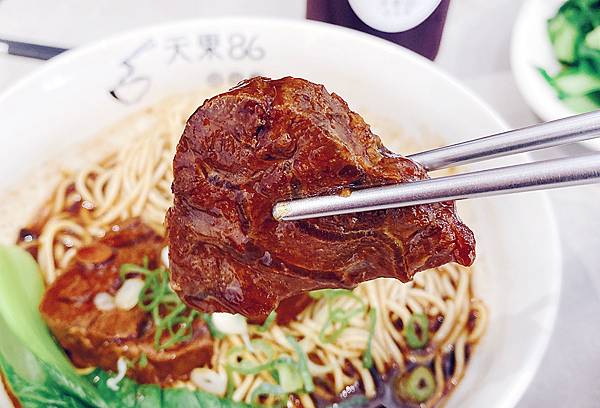 士林牛肉麵│天東86牛肉麵(士林店) 超過30年老字號牛肉麵，湯頭濃郁甘醇，牛肉超大塊，用料實在的文青牛肉麵店│台灣榮獲500盤美食推薦-6655.jpg