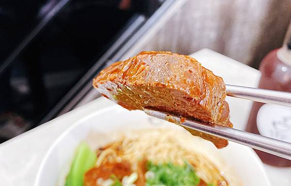 士林牛肉麵│天東86牛肉麵(士林店) 超過30年老字號牛肉麵，湯頭濃郁甘醇，牛肉超大塊，用料實在的文青牛肉麵店│台灣榮獲500盤美食推薦-6665.jpg