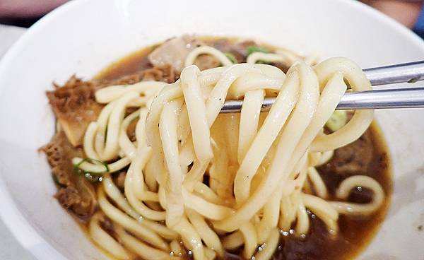 士林牛肉麵│天東86牛肉麵(士林店) 超過30年老字號牛肉麵，湯頭濃郁甘醇，牛肉超大塊，用料實在的文青牛肉麵店│台灣榮獲500盤美食推薦-1013513.jpg