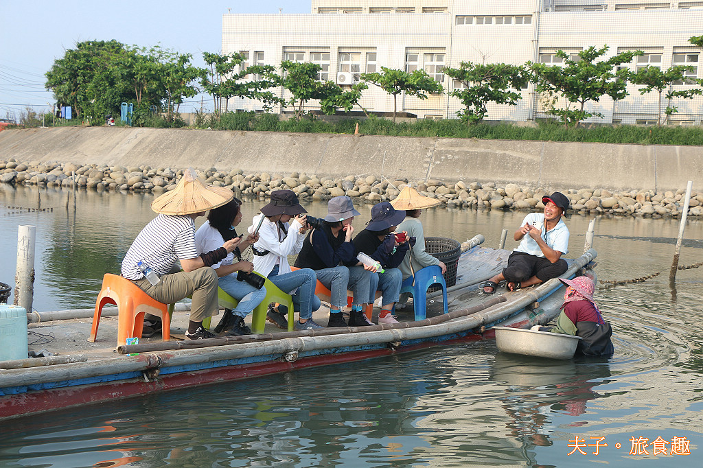 蘆竹溝蚵學園區 坐膠筏巡蚵田 一日蚵農體驗