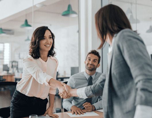 Pessoas fechando negócios com o CRM imobiliário da Loft