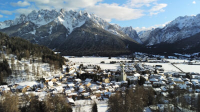 Toblach im Winter aus der Luft