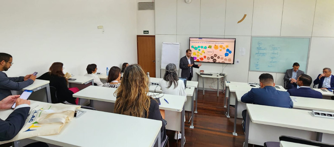 Pessoas sentadas em auditório