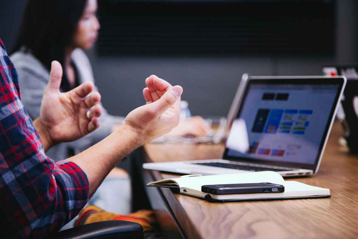 Pessoa ensinando técnicas de persuasão para fechamento de vendas de imóveis