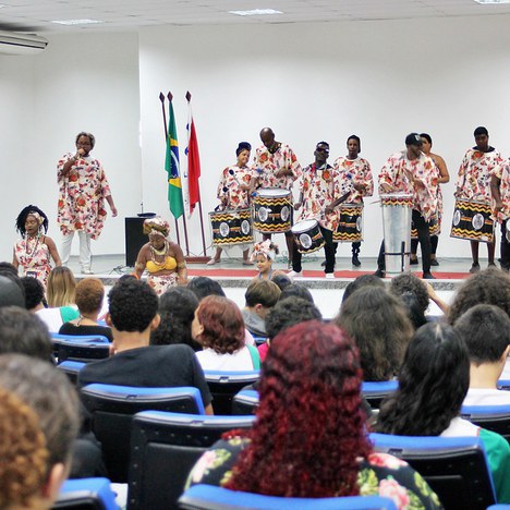 Abertura do AfroIFF com grupo Identidade Preta lota auditório e levanta a plateia no IFF Maricá