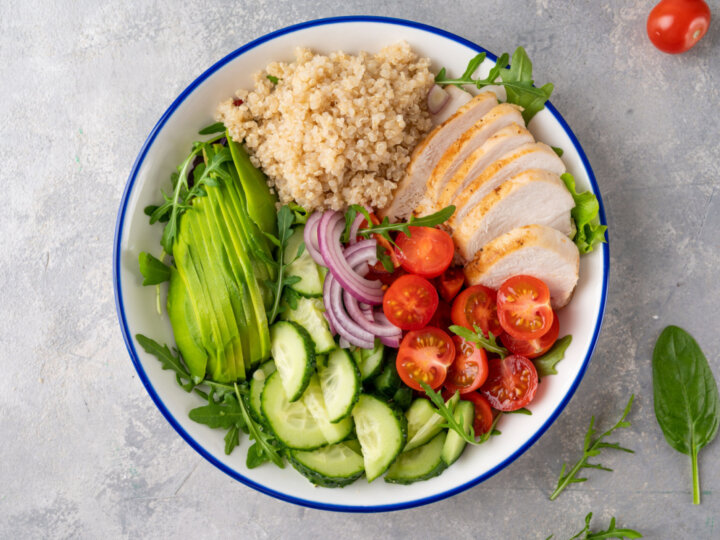 7 saladas ricas em proteínas para começar a semana