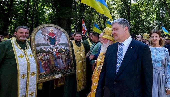 Now former President Petro Poroshenko and Philaret with the icon in 2018