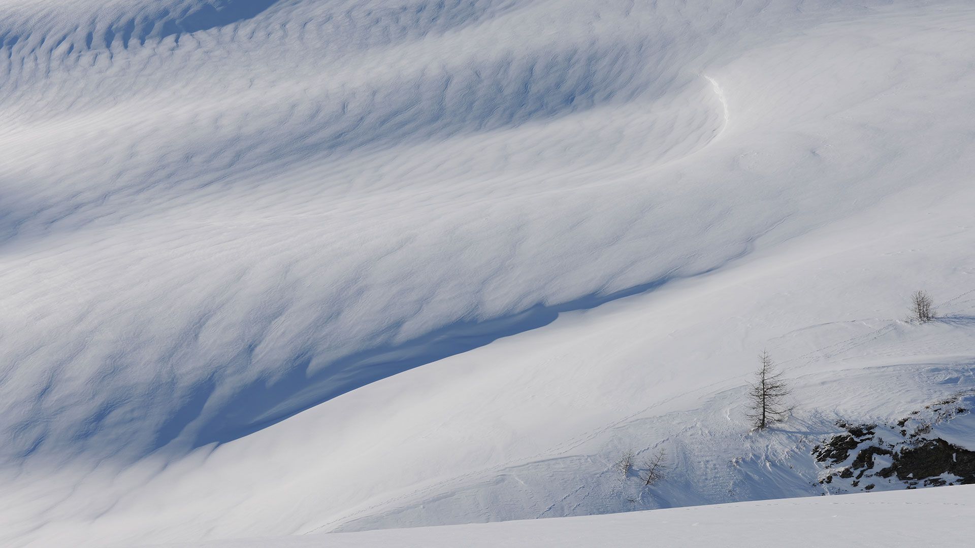 Schneebedeckte Hügellandschaft