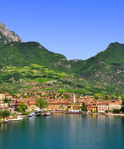 Una bonita panorámica de Riva del Garda, una ciudad popular entre nuestros usuarios