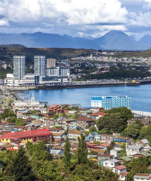 Kaunis näkymä kaupunkiin Puerto Montt