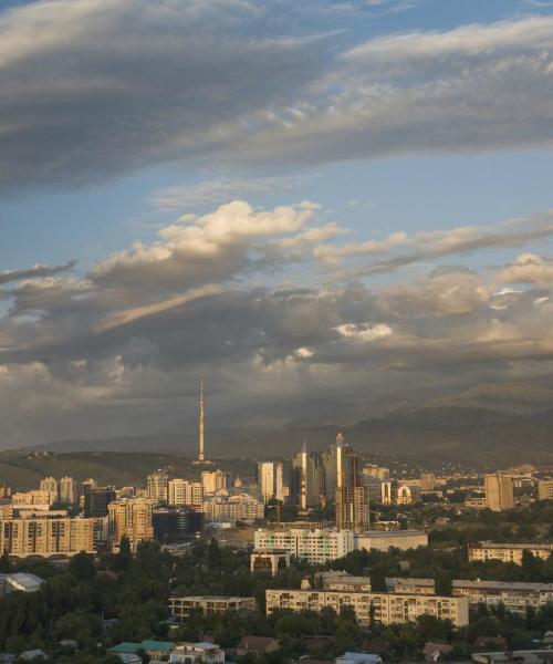 Čudovit pogled na mesto Almaty