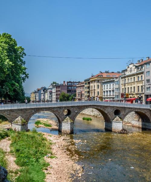 Kaunis näkymä kaupunkiin Sarajevo