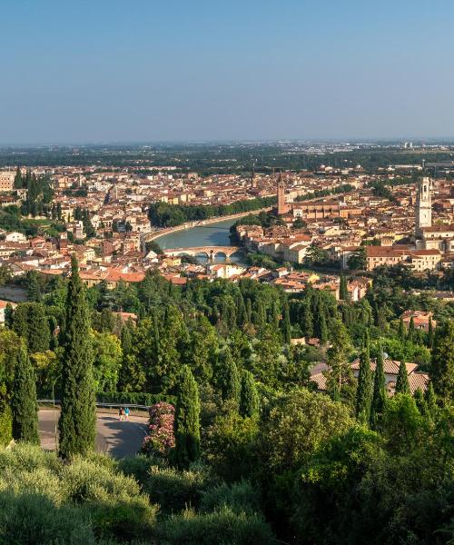 Prelep pogled na grad Verona koji je u blizini aerodroma Aerodrom Verona