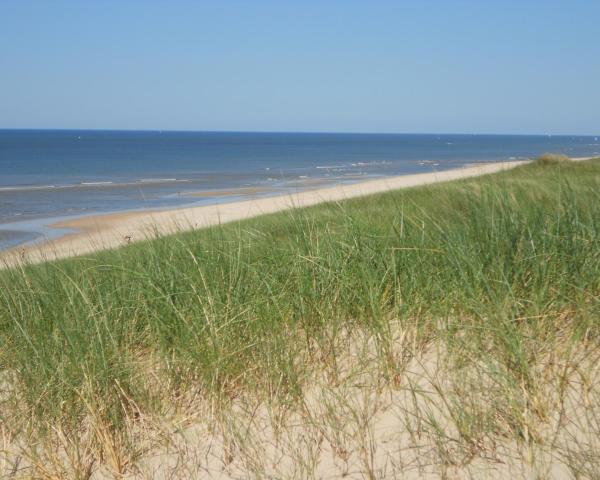 Красивый вид города Egmond aan Zee