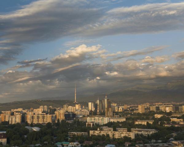 Čudovit pogled na mesto Almaty