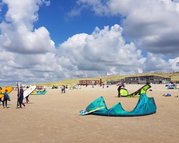 Красивый вид города Bergen aan Zee