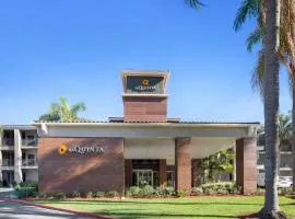 La Quinta by Wyndham Orange County Airport, отель в городе Санта-Ана