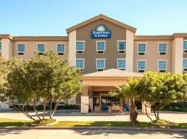 Days Inn & Suites by Wyndham San Antonio near Frost Bank Center, viešbutis mieste San Antonijus