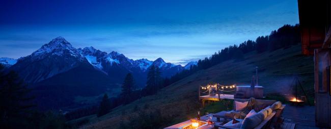 A cozy house and the night sky filled with stars in Colorado 