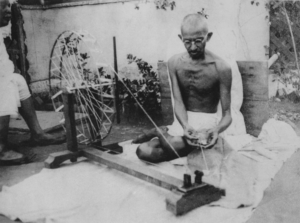 Gandhi tecendo um pano, em foto do fim dos anos 1920