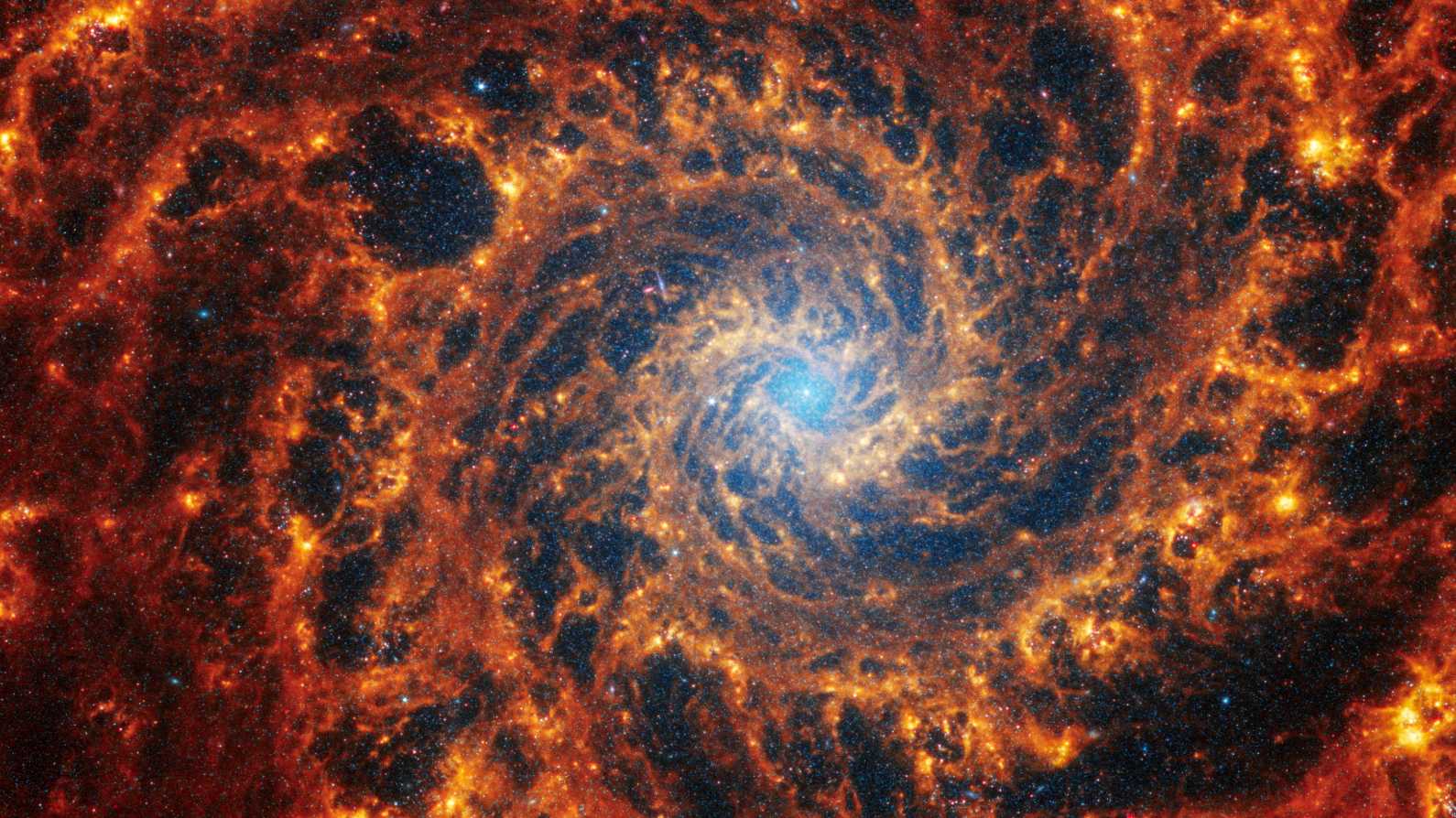 A galáxia espiral NGC 628, localizada a 32 milhões de anos-luz de distância da Terra, em imagem sem data do Telescópio Espacial James Webb NASA, ESA, CSA, STScI, Janice Lee (STScI), Thomas Williams (Oxford) e a equipe PHANGS/Divulgação via REUTERS