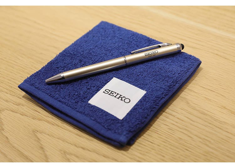 访问“SEIKO DREAM SQUARE”或“SEIKO BOUTIQUE”的游客只需出示“LIVE JAPAN”网站，就可以获得一支附带精工原创触控功能的圆珠笔，而购物的客人还可以额外获赠精工原创今治制手巾。