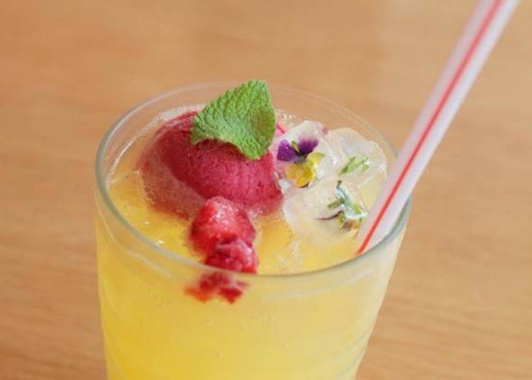 ▲ Rokkyu Original Seasonal Soda (500 yen including tax). The ice decorated with flowers is certainly garden-like!