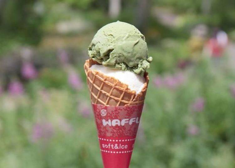 ▲ Double scoops of Tokachi Azuki Matcha (top) and Kamikawa-machi glutinous rice and Ryokkyugura Sweet Sake ~ Citrus flavor ~ (bottom)