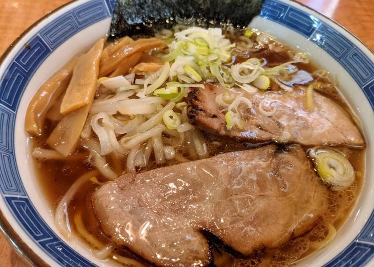 Noodles with a seafood and pork broth "double" soup (Photo: Tsuyoshi Yoshida)