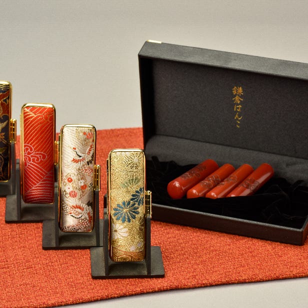 A craftsman will engrave a craft HANKO stamp. We use the highest grade of high-grade wood, high-grade horn, and high-grade stone for our HANKO stamps. You can make your own craft HANKO stamp.