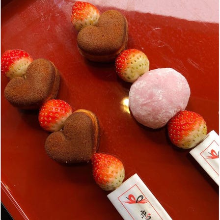 Koimikuji<br />
Strawberry Daifuku skewers and sponge cake skewers