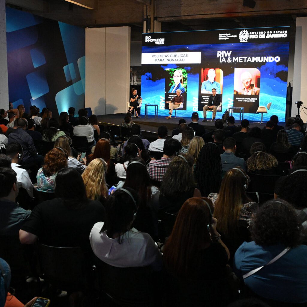 RIO DE JANEIRO (RJ), 03/10/2023 - EVENTO / RIW - Rio Innovation Week, maior evento de tecnologia e inovação da América Latina, realizado no Pier Mauá, no Centro do Rio. Na imagem, movimentação do publico