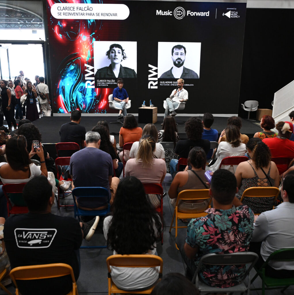 RIO DE JANEIRO (RJ), 04/10/2023 - EVENTO / RIW - Rio Innovation Week, maior evento de tecnologia e inovação da América Latina, realizado no Pier Mauá, no Centro do Rio. Na imagem, Clarice Falcão e Guilherme Guedes no espaço Music Forward.