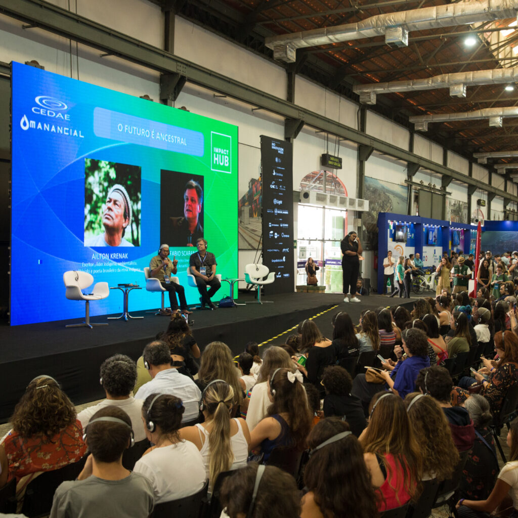 RIO DE JANEIRO (RJ), 04/10/2023 - EVENTO / RIW - Rio Innovation Week, maior evento de tecnologia e invovação da América Latina, realizado no Pier Mauá, no Centro do Rio. Na imagem, o indígena Ailton Krenak e Fabio Scarano.