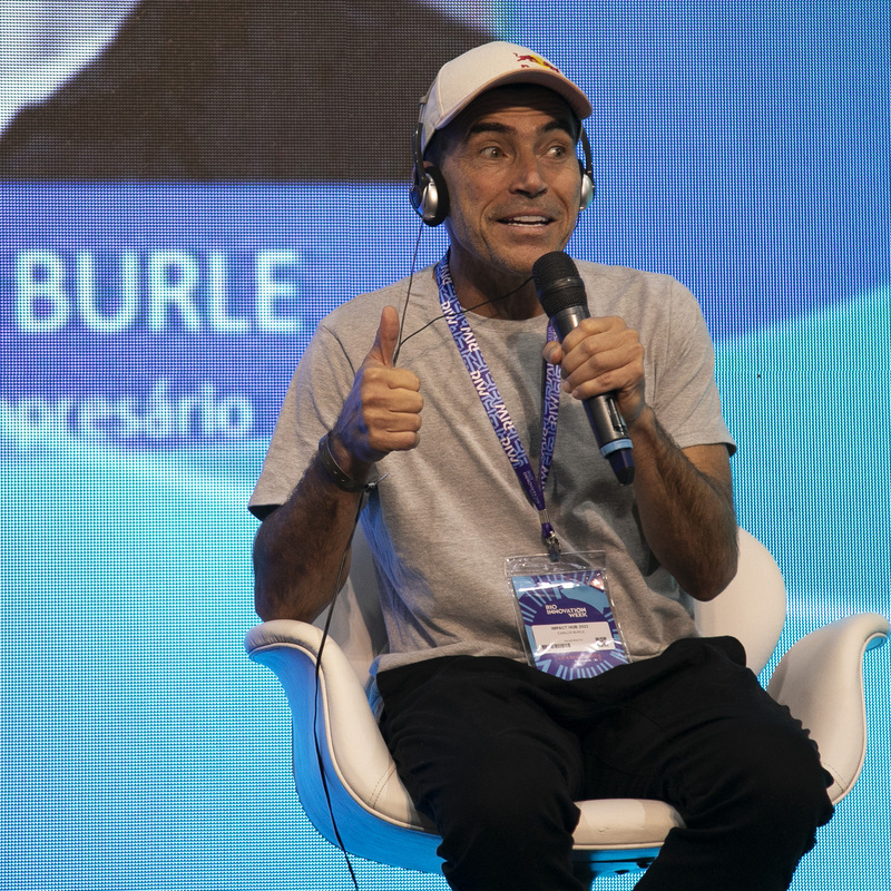 RIO DE JANEIRO (RJ), 04/10/2023 - EVENTO / RIW - Rio Innovation Week, maior evento de tecnologia e inovação da América Latina, realizado no Pier Mauá, no Centro do Rio.  Carlos Burle e Luicana Lancerotti no palco Impact Hub.