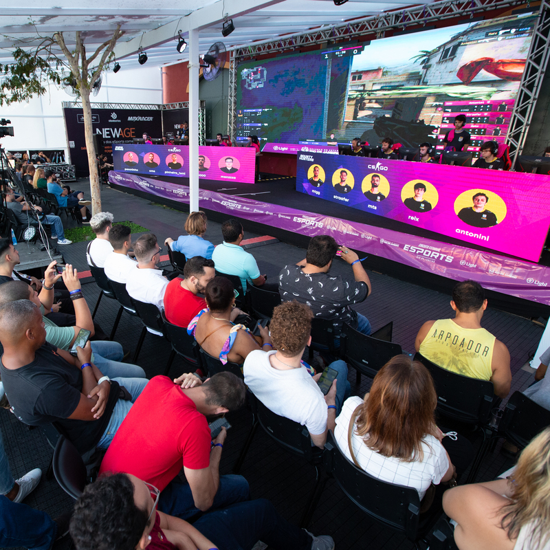 RIO DE JANEIRO (RJ), 05/10/2023 - EVENTO / RIW - Rio Innovation Week, maior evento de tecnologia e inovação da América Latina , realizado no Pier Mauá, no Centro do Rio. Na imagem, arena de jogos on line online, campeonato de eSports, Conuter Strike, conhecido tambem como CS.