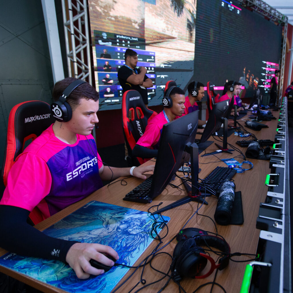 RIO DE JANEIRO (RJ), 05/10/2023 - EVENTO / RIW - Rio Innovation Week, maior evento de tecnologia e inovação da América Latina , realizado no Pier Mauá, no Centro do Rio. Na imagem, arena de jogos on line online, campeonato de eSports, Conuter Strike, conhecido tambem como CS.