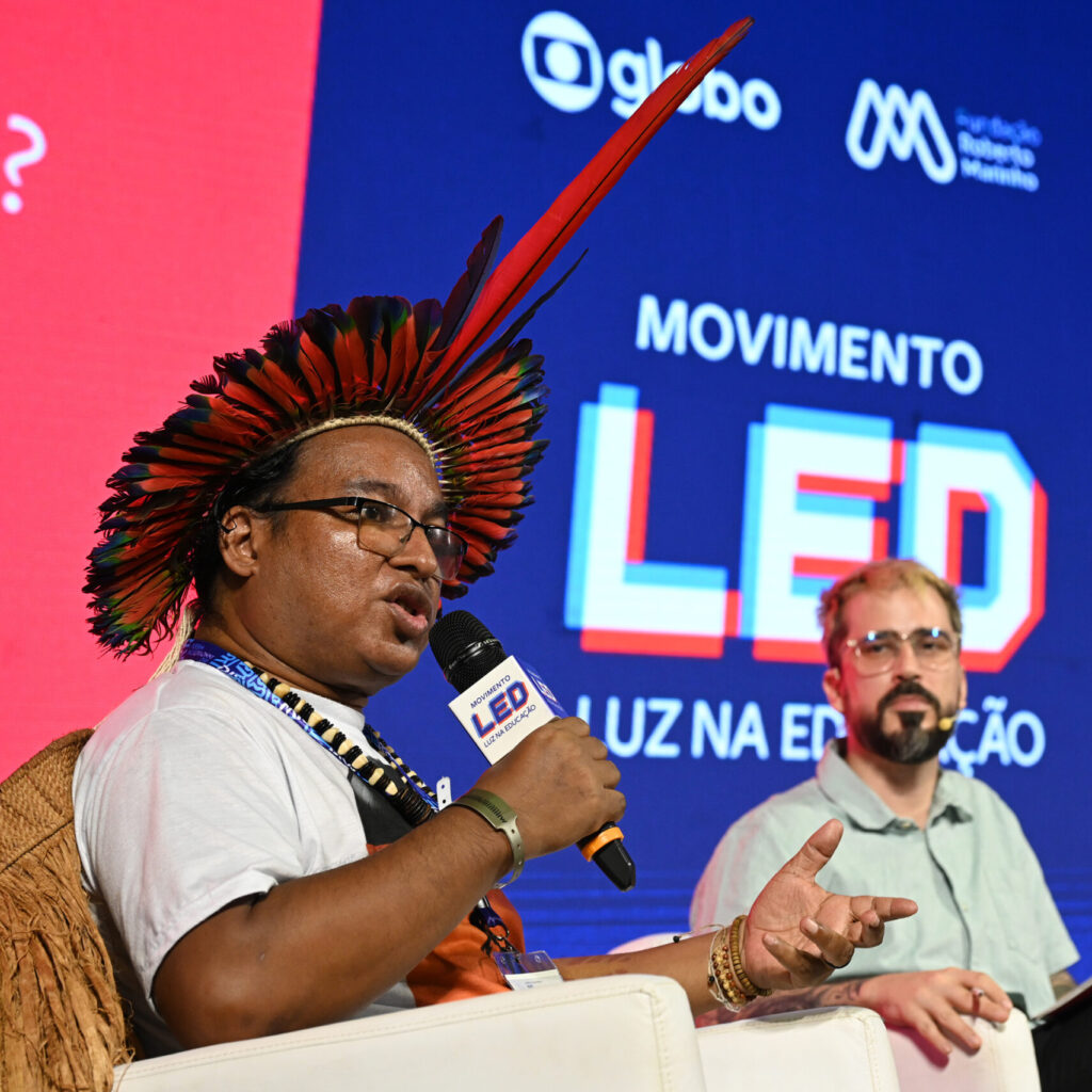 RIO DE JANEIRO (RJ), 06/10/2023 - EVENTO / RIW - Rio Innovation Week, maior evento de tecnologia e inovação da América Latina, realizado no Pier Mauá, no Centro do Rio. Na imagem, Painel LED - Precisamos falar sobre ética. Quais os impactos da A.I para o futuro da sociedade? com Zulu Anápuaká, Bianca Kremer, Ligia Zotini e Guilherme Guedes, na Plenaria RIW.