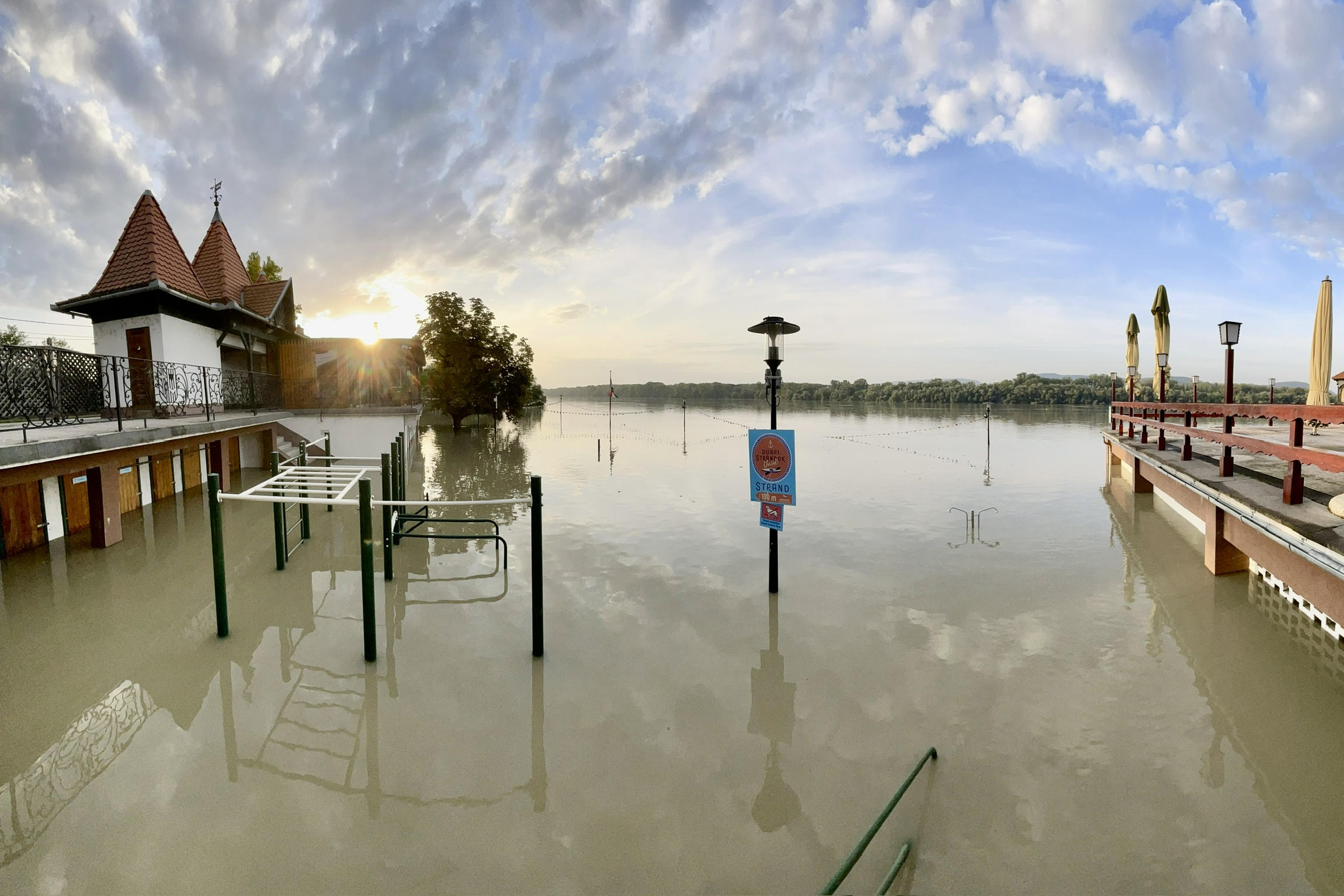 A verőcei strand szerdán reggel