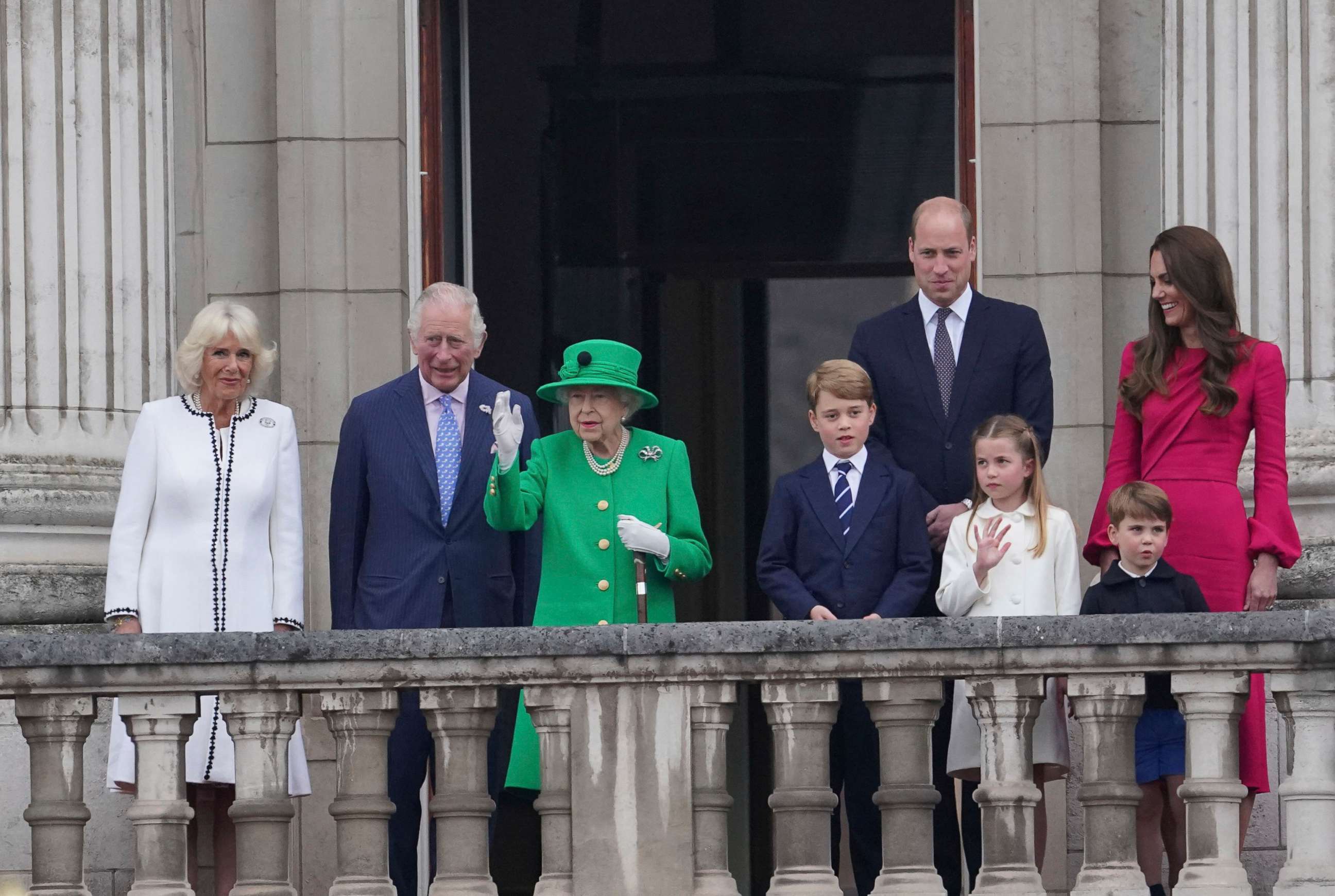 PHOTO: Queen Elizabeth II is joined by the Royal Family as they appear on the balcony of Buckingham Palace during the Platinum Jubilee Pageant outside Buckingham Palace in London, June 5, 2022.